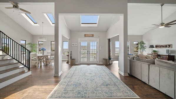 Interior - Seas the Day luxury 2nd row beach house, sleeps 15 (Galveston)