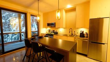 Frigorifero, microonde, forno, piano cottura