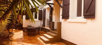 Charming house with pool close to the sea