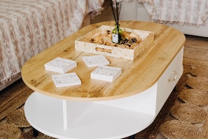 City-Apartment, 1 Queen-Bett und Schlafsofa, Balkon, Stadtblick | Wohnbereich