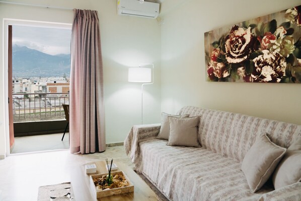 City-Apartment, 1 Queen-Bett und Schlafsofa, Balkon, Stadtblick | Wohnbereich