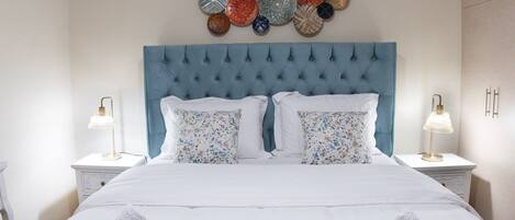 City-Apartment, 1 Queen-Bett und Schlafsofa, Balkon, Stadtblick | 1 Schlafzimmer, individuell dekoriert, Schreibtisch