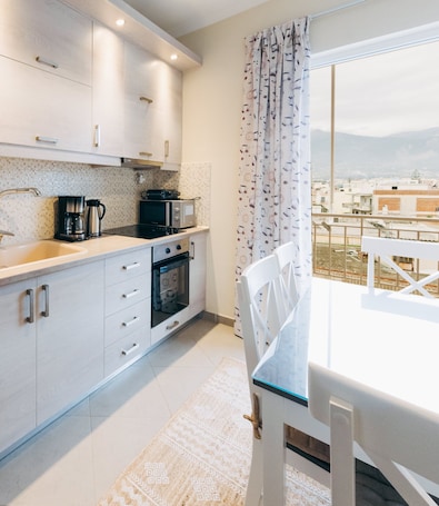 Refrigerador con freezer, microondas, horno, placa de cocina