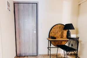 Apartamento City, 1 cama de matrimonio con sofá cama, balcón, vistas a la ciudad | Zona de estar | Televisión LED de 55 pulgadas con canales premium, una televisión