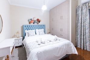 Apartamento City, 1 cama de matrimonio con sofá cama, balcón, vistas a la ciudad | 1 dormitorio, decoración individual, escritorio y cortinas opacas