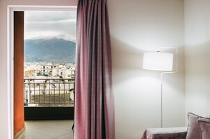City Διαμέρισμα, 1 Queen Κρεβάτι με Καναπέ-Κρεβάτι, Μπαλκόνι, Θέα στην Πόλη | Περιοχή καθιστικού | Τηλεόραση LED 55 ιντσών με premium κανάλια, τηλεοράσεις