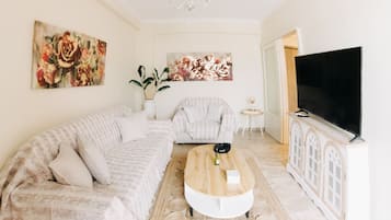 City apartman, 1 queen (nagyméretű) franciaágy és egy kinyithatókanapé, erkély, kilátással a városra | Nappalirész | LED-tévé
