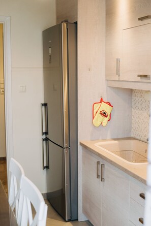 City Apartment, 1 Queen Bed with Sofa bed, Balcony, City View | Private kitchen