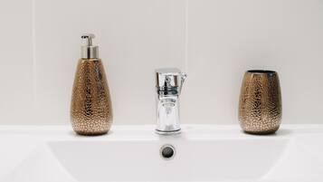 City-Apartment, 1 Queen-Bett und Schlafsofa, Balkon, Stadtblick | Badezimmer | Dusche, Regendusche, Hausschuhe, Handtücher