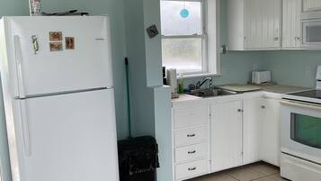 雪櫃、微波爐、焗爐、爐具