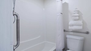 Combined shower/bathtub, free toiletries, hair dryer, towels - High Desert Inn (Salina)
