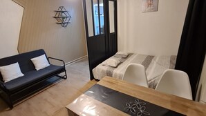 Une chambre moderne avec un canapé, un lit, un bureau et une chaise.