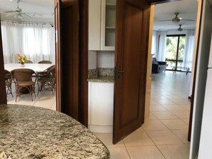 4 quartos, ferros/tábuas de passar roupa, Wi-Fi, roupa de cama