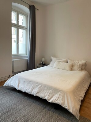 1 slaapkamer, een bureau, een strijkplank/strijkijzer, wifi