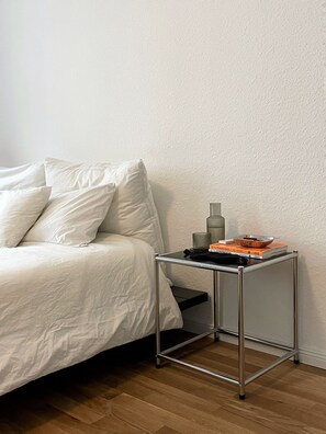 1 slaapkamer, een bureau, een strijkplank/strijkijzer, wifi