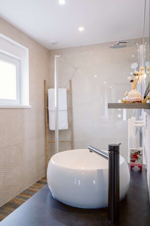 Dusche, Whirlpool, Haartrockner, Handtücher