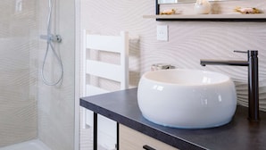 Douche, baignoire à jets, articles de toilette gratuits, sèche-cheveux