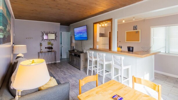 Een moderne woonkamer met een bank, een tafel en een televisie.