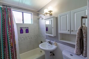 Ensemble douche/baignoire, sèche-cheveux