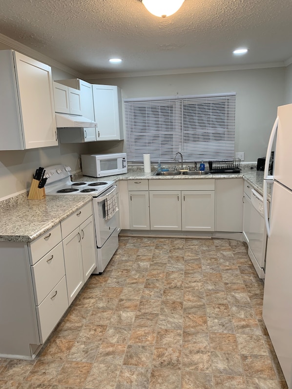 Jääkaappi, mikroaaltouuni, uuni, liesi