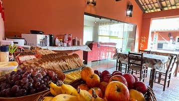 Café da manhã com buffet grátis todos os dias
