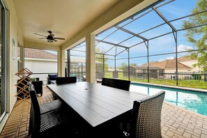 Outdoor dining - Villa 7748 - Updated Home w/ Arcade Rm! 3 mi from Disney, Pool Heat, BBQ & PS5 (Kissimmee)