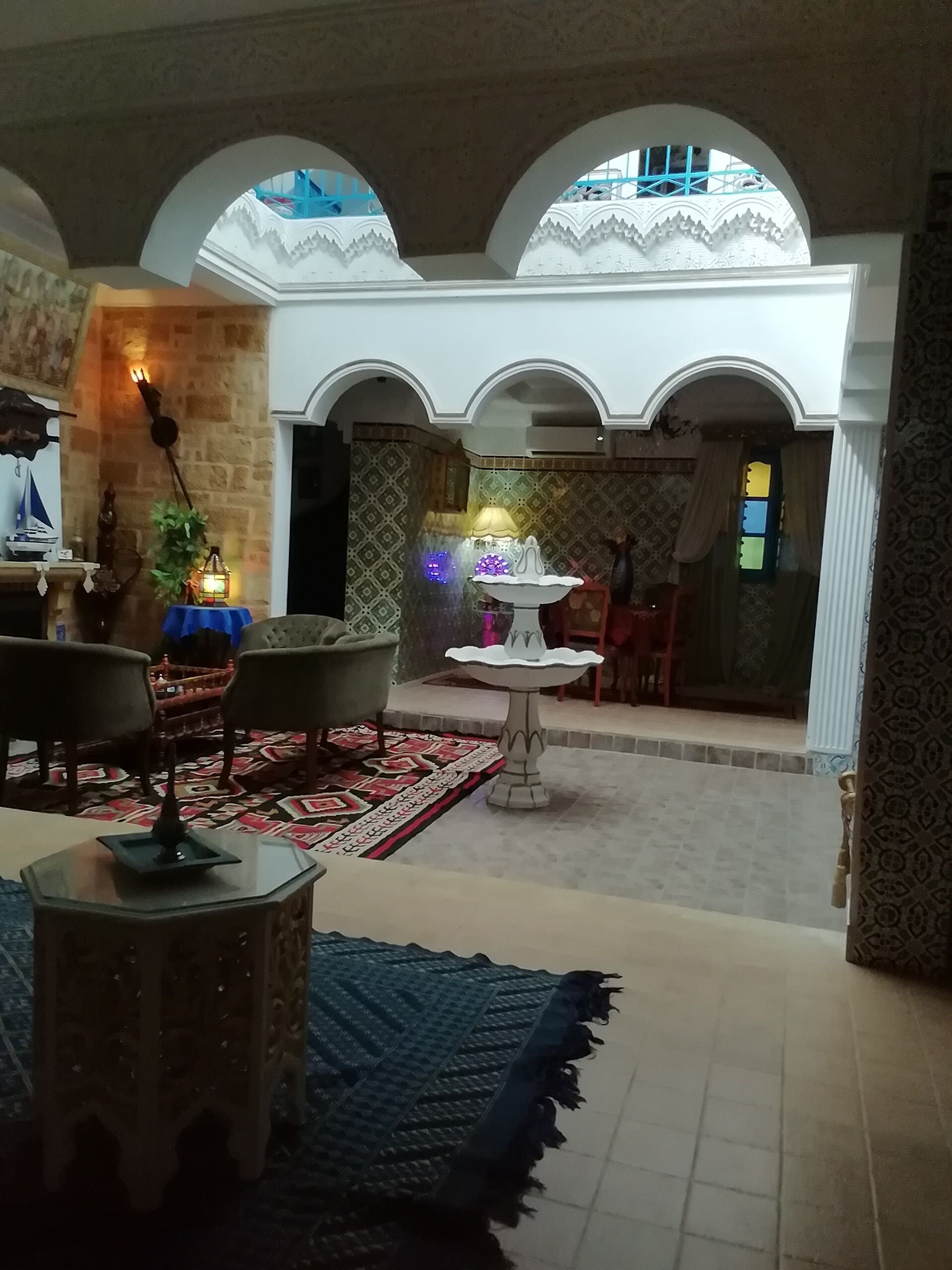 A spacious room with a high arched ceiling, a fountain centerpiece, and a patterned rug. - Très jolie Riad, style Andalous au centre ville de Bizerte à 10 min de la plage! (Bizerte)
