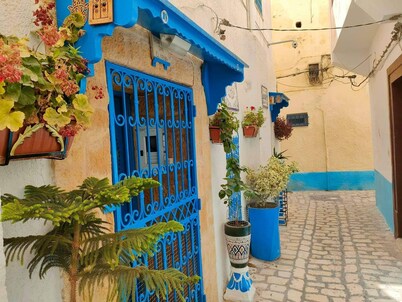 Très jolie Riad, style Andalous au centre ville de Bizerte à 10 min de la plage!