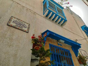 تفاصيل الفندق من الخارج