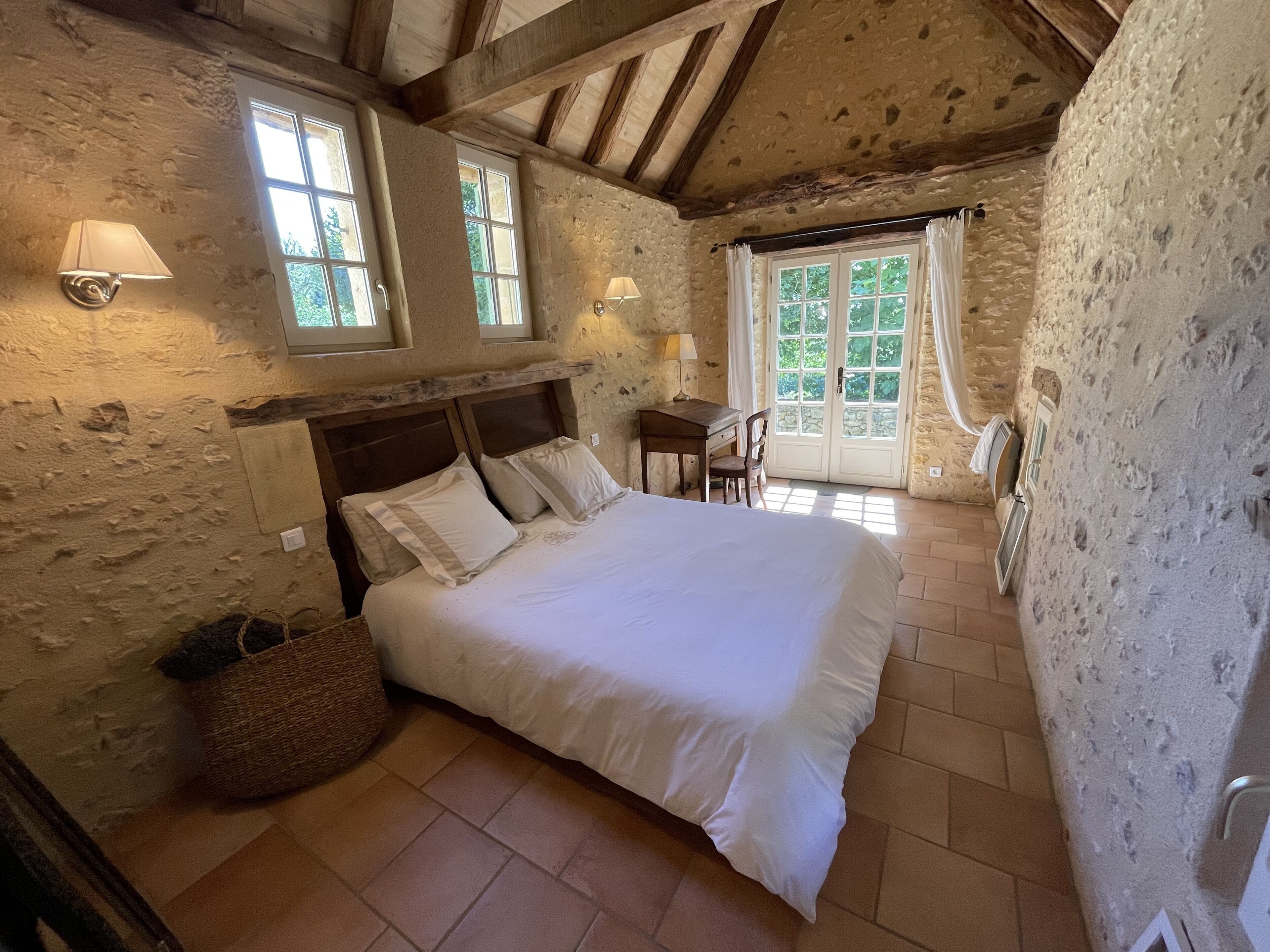 4 chambres, bureau, fer et planche à repasser, lit parapluie