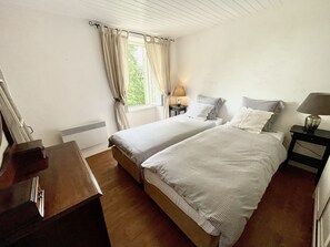 4 bedrooms, desk, iron/ironing board, travel crib