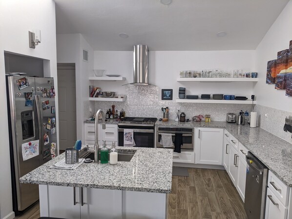 冰箱、微波炉、烤箱、炉灶