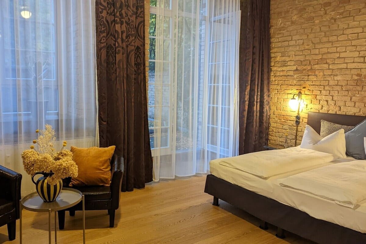 Comfort tweepersoonskamer, terras | Een kluis op de kamer, verduisterende gordijnen, geluiddichte muren