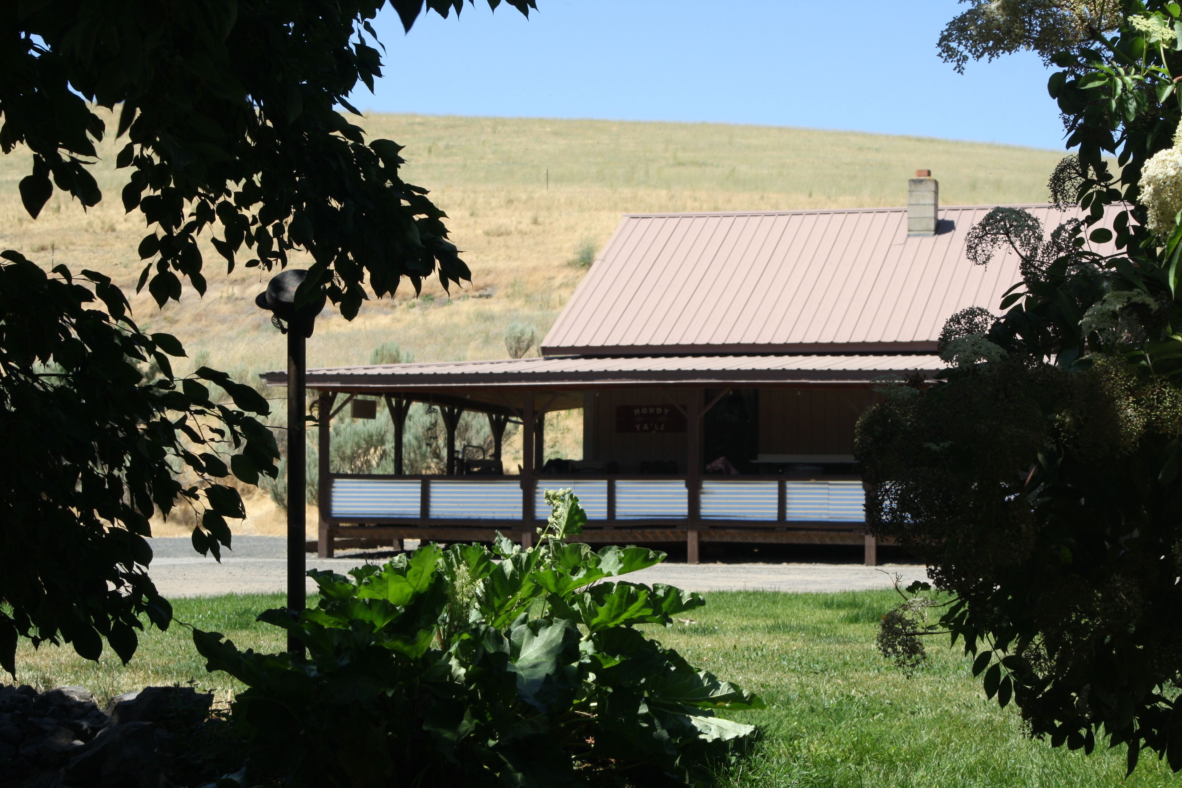 Un bâtiment doté d’un toit en métal et d’une véranda.