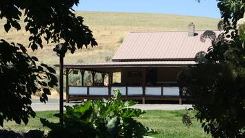 Un bâtiment doté d’un toit en métal et d’une véranda.