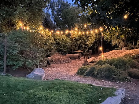 Property grounds. Rustic Cowboy Bunkhouse 🤠