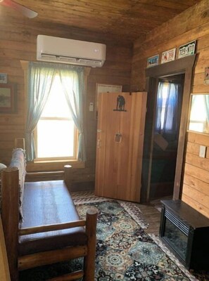 2 bedrooms, travel cot, free WiFi, bed sheets