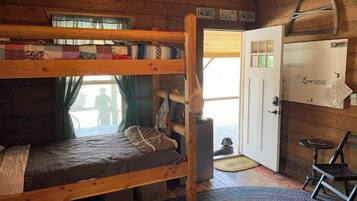 2 bedrooms, travel crib, free WiFi, bed sheets