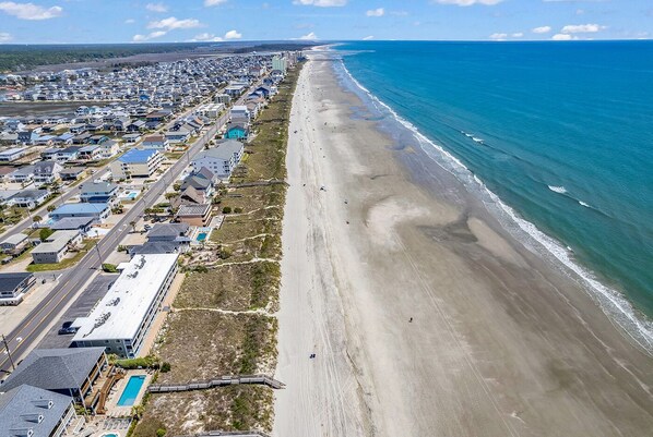 Plage, chaises longues, serviettes de plage
