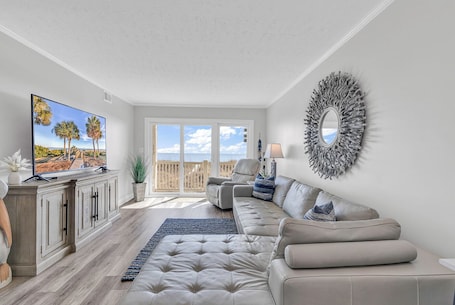 Smart TV. Direct Oceanfront condo in Cherry Grove