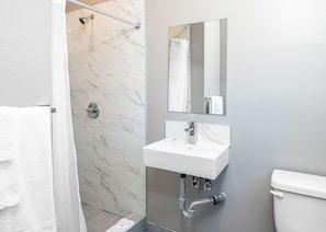 Separate tub and shower, towels - Motel 6 San Pedro, CA – Port Of Los Angeles (San Pedro)