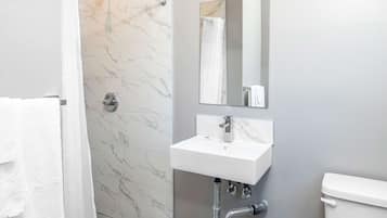 Bañera y ducha independientes y toallas