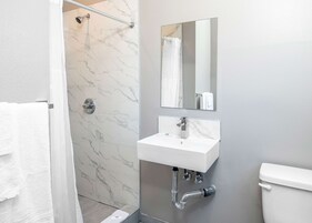 Bañera y ducha independientes, toallas