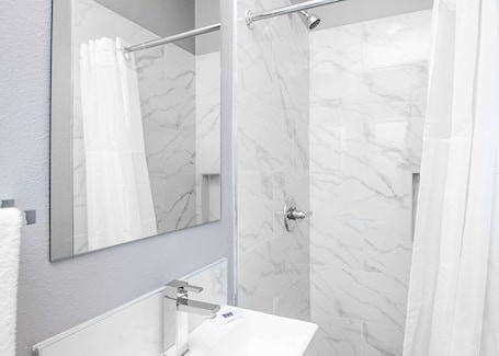 Separate tub and shower, towels. Motel 6 San Pedro, CA – Port Of Los Angeles