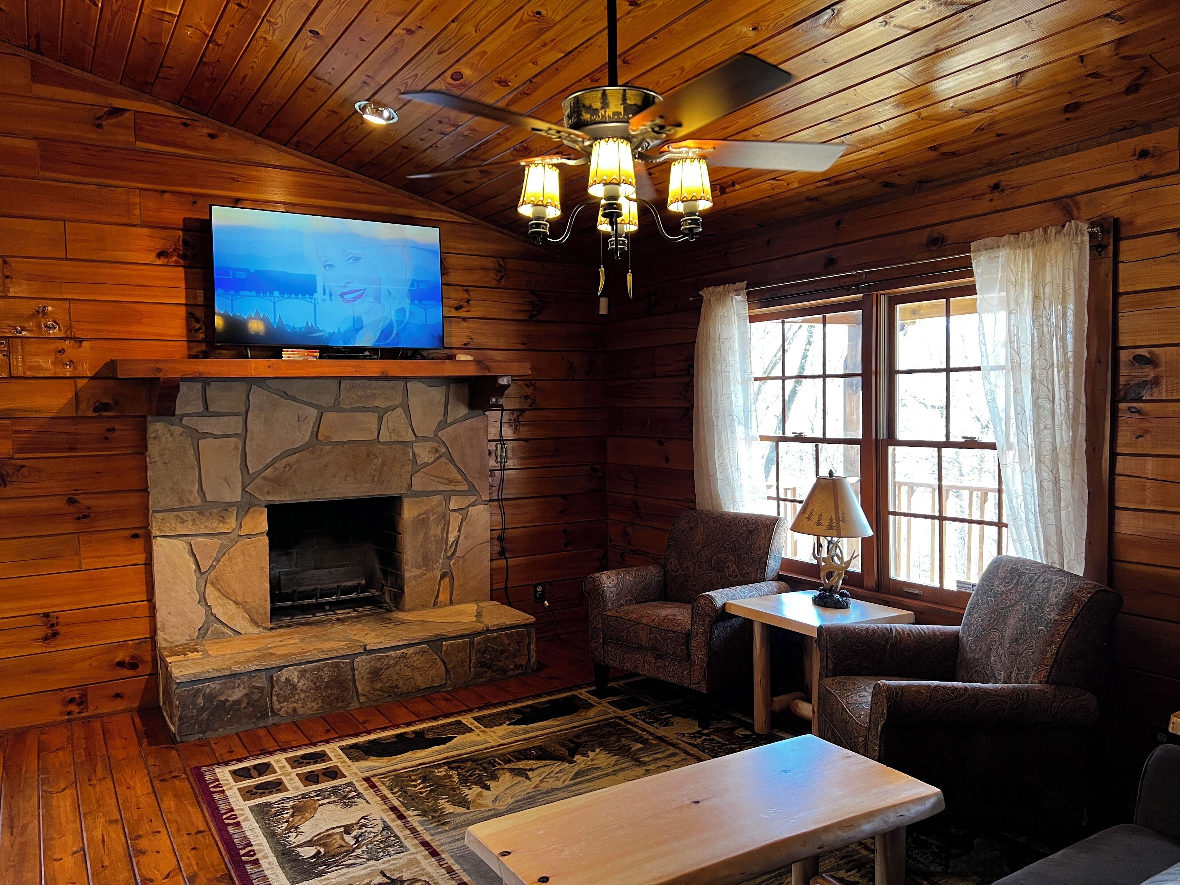 Smart TV, chimenea, reproductor de DVD, futbolito