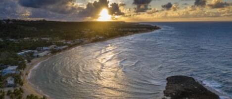 靠近海滩、沙滩椅、沙滩毛巾