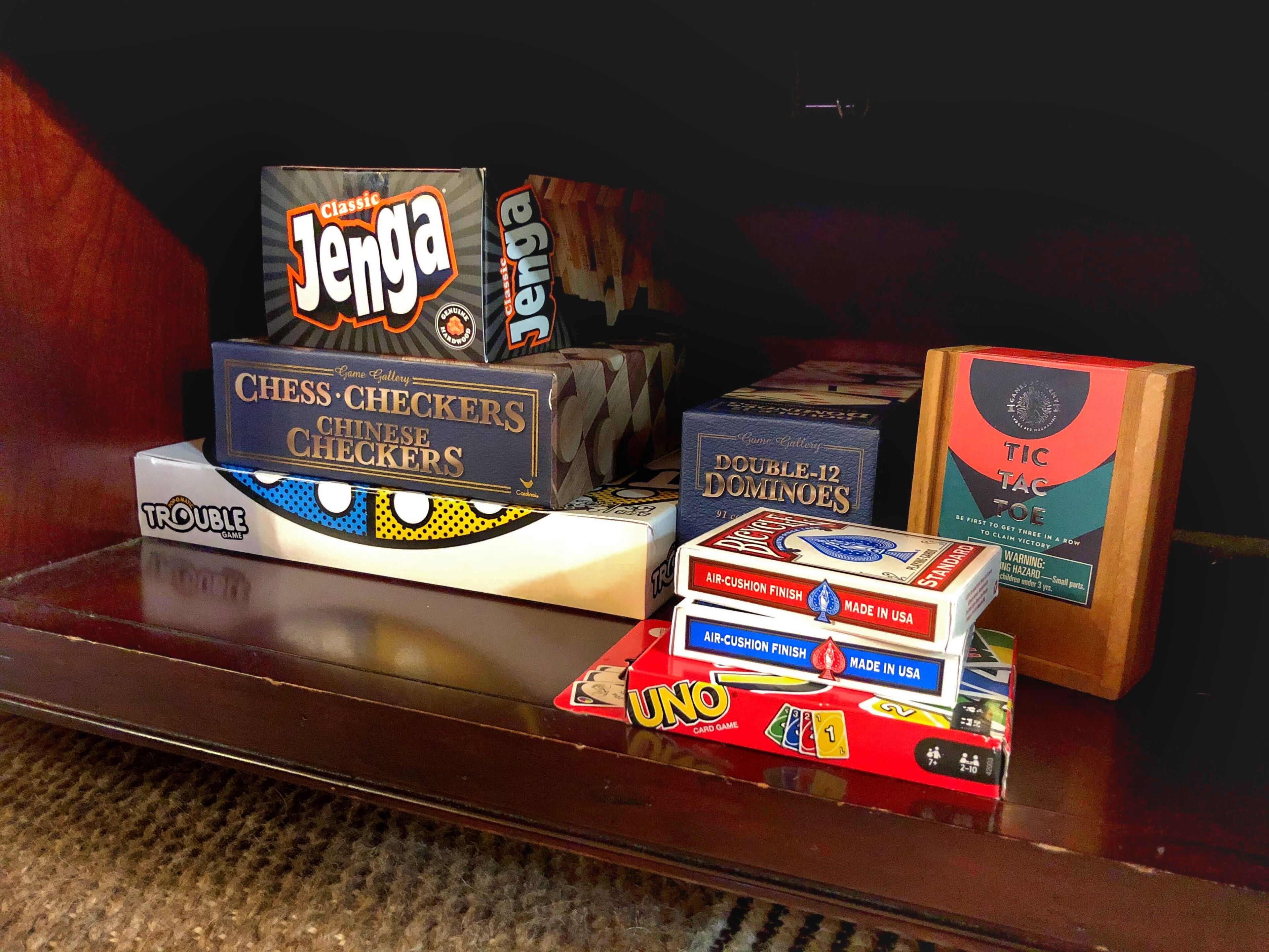 Variedad de juegos de mesa sobre una mesa.