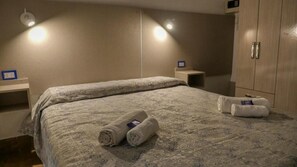 客房内保险箱、特色装修、特色家居、办公桌