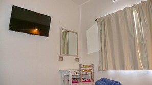 客房内保险箱、特色装修、特色家居、办公桌