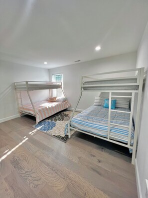 3 habitaciones, escritorio y tabla de planchar con plancha